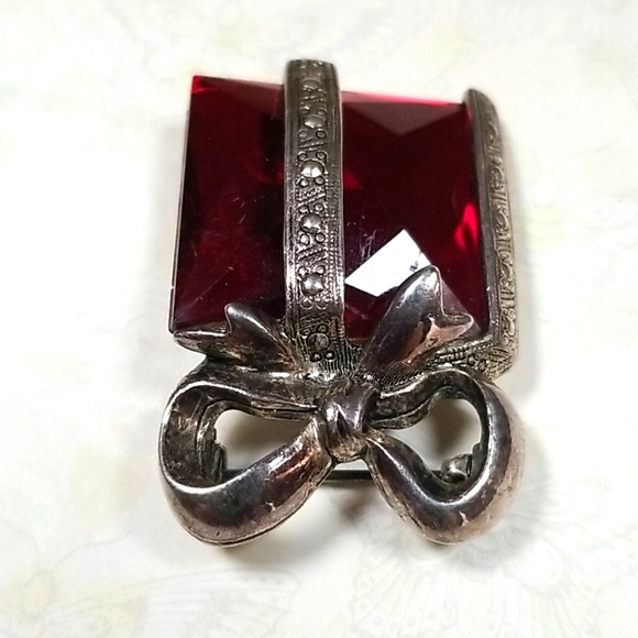 Vintage Festive Mid Century Ruby Glass Silver Tone Present Brooch Pin - Picture 7 of 11
